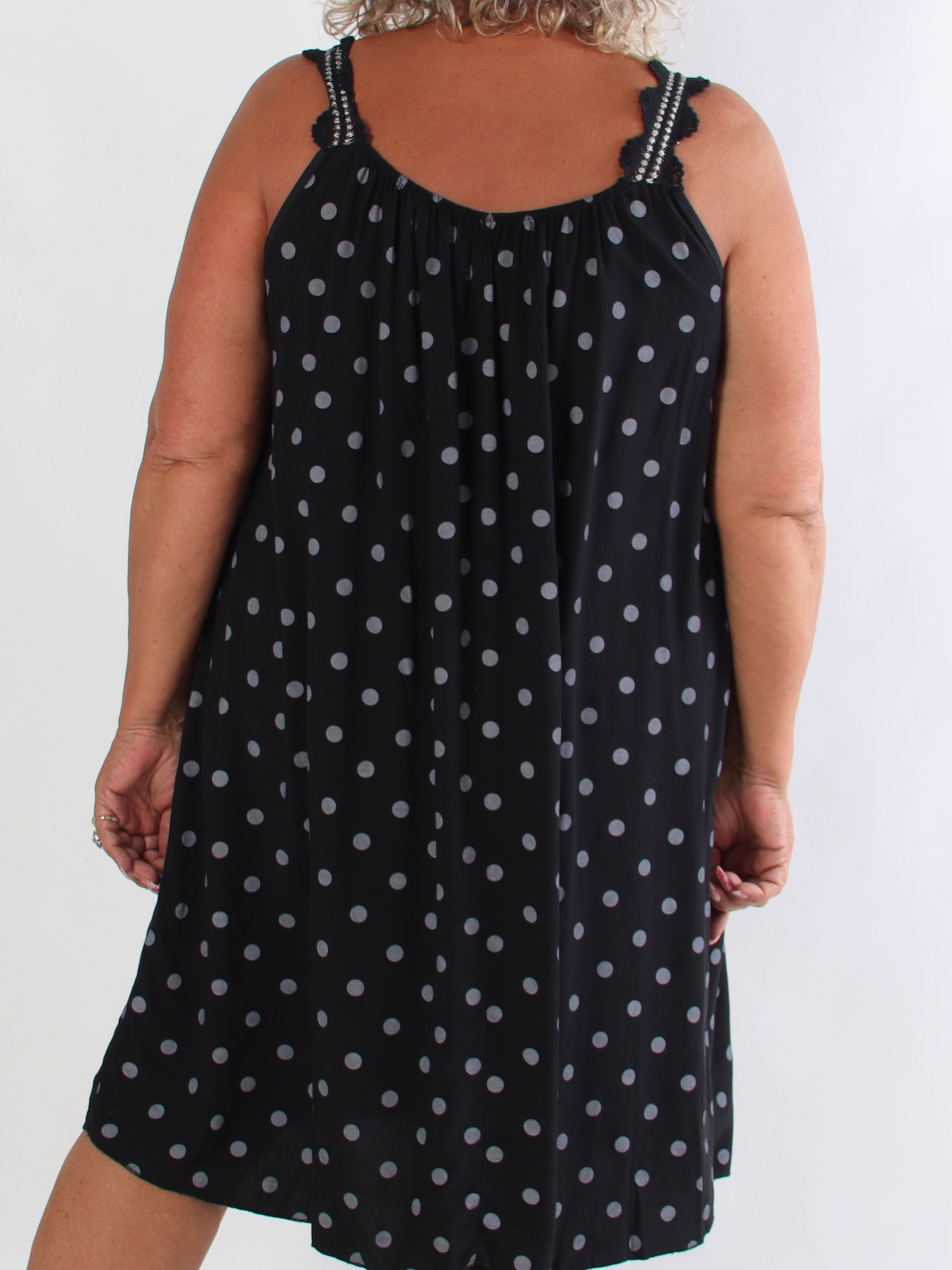 Enia - Plus size kjole i viskosestof med prikker og broderede stropper